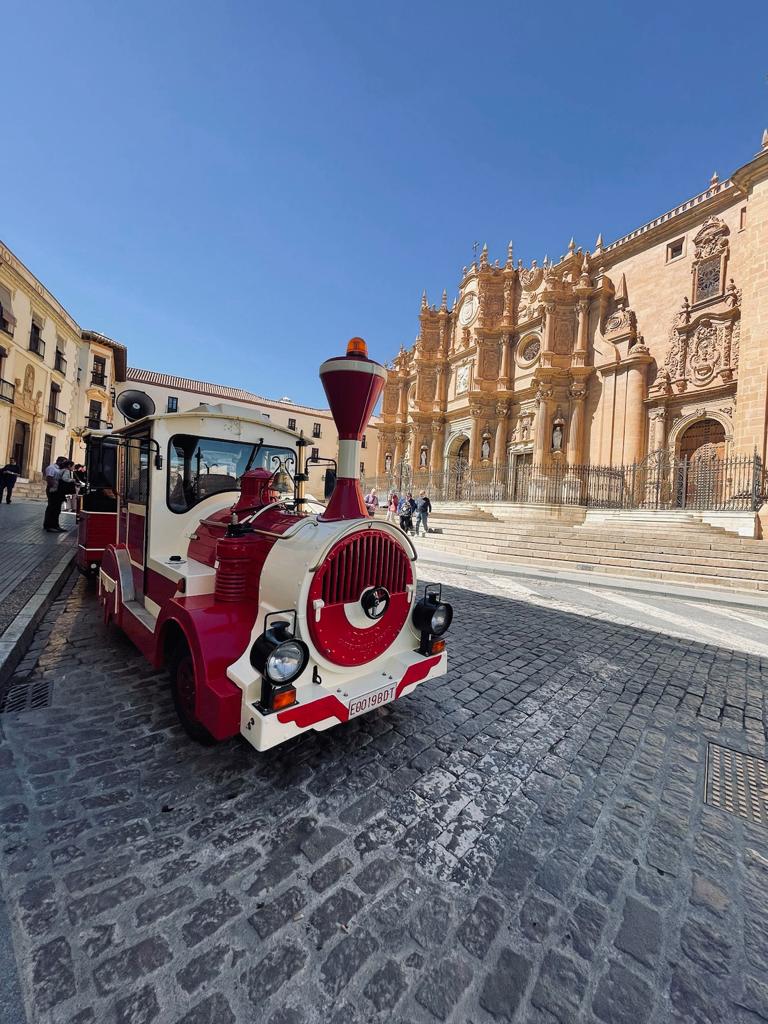 Contratación de trenes turísticos rojos