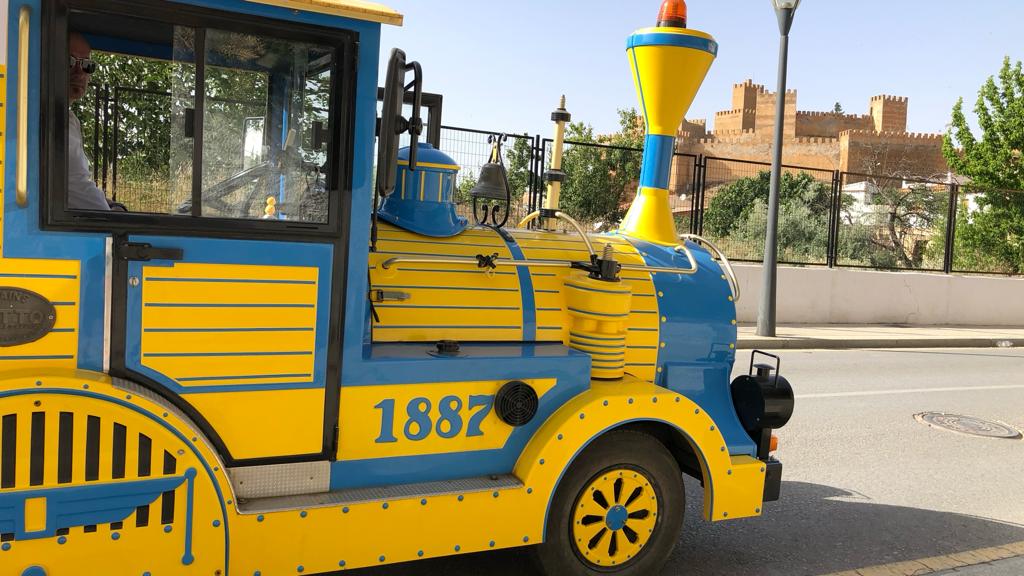 Locomotora de un tren turístico amarillo