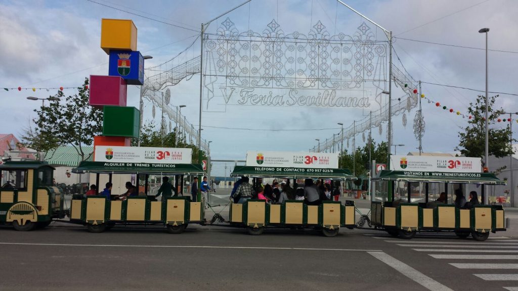 Tren turístico alquilado en una feria
