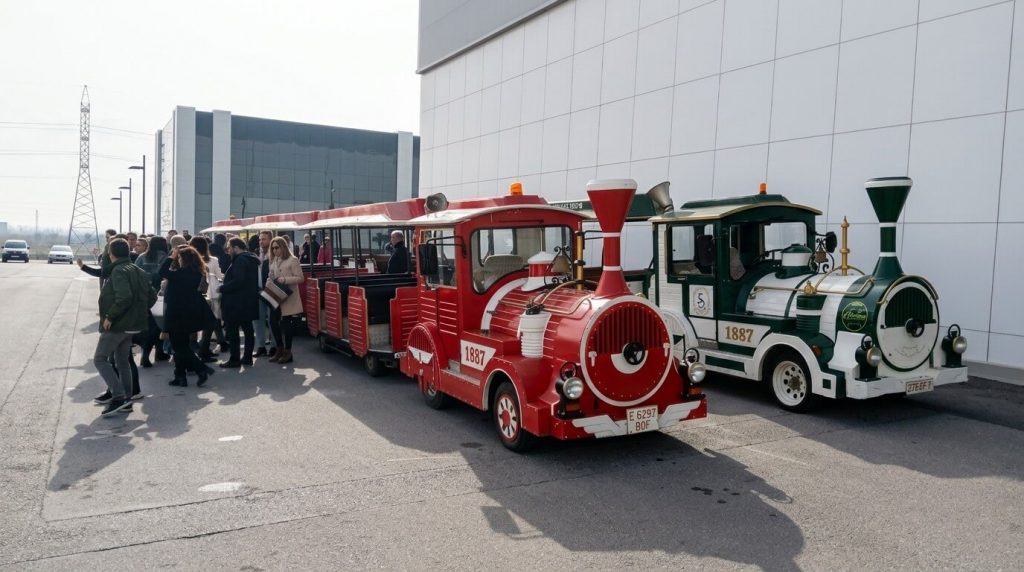 Tren turístico en instalaciones de una empresa para evento de team building
